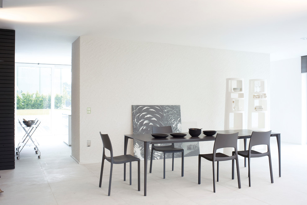 Пример оригинального дизайна: огромная гостиная-столовая в современном стиле с белыми стенами, полом из винила и белым полом