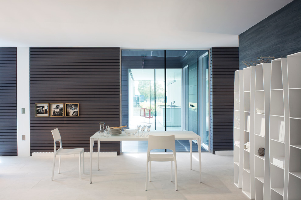 Foto di una sala da pranzo minimalista chiusa e di medie dimensioni con pareti grigie, pavimento in vinile e pavimento bianco