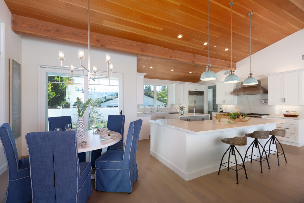 Idée de décoration pour une grande salle à manger ouverte sur la cuisine marine avec un mur blanc, un sol en bois brun, un sol marron et un plafond en bois.
