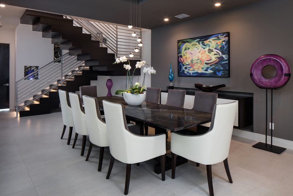 Immagine di un'ampia sala da pranzo aperta verso la cucina moderna con pareti grigie, pavimento in gres porcellanato e pavimento bianco