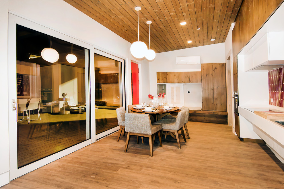 Ispirazione per una piccola sala da pranzo aperta verso il soggiorno minimalista con pareti bianche e pavimento in legno massello medio
