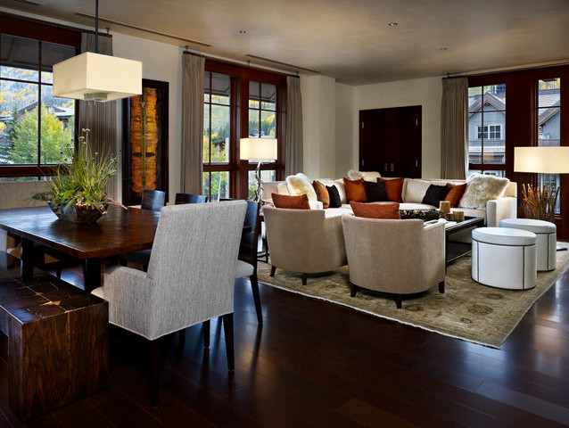 Immagine di una sala da pranzo aperta verso il soggiorno contemporanea di medie dimensioni con pareti beige e parquet scuro