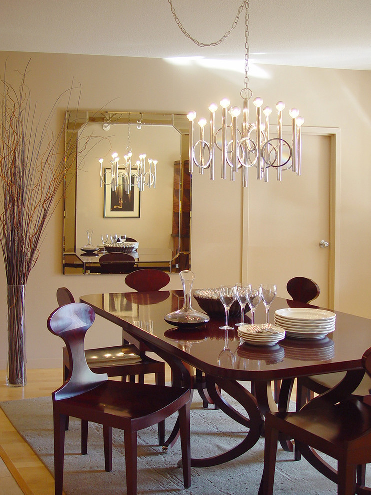 Esempio di una sala da pranzo tradizionale di medie dimensioni con pareti beige e parquet chiaro