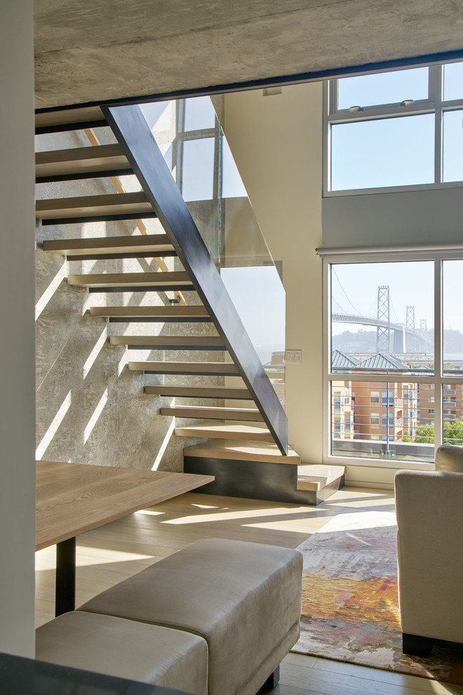 Kleine Moderne Wohnküche mit grauer Wandfarbe, braunem Holzboden und braunem Boden in San Francisco