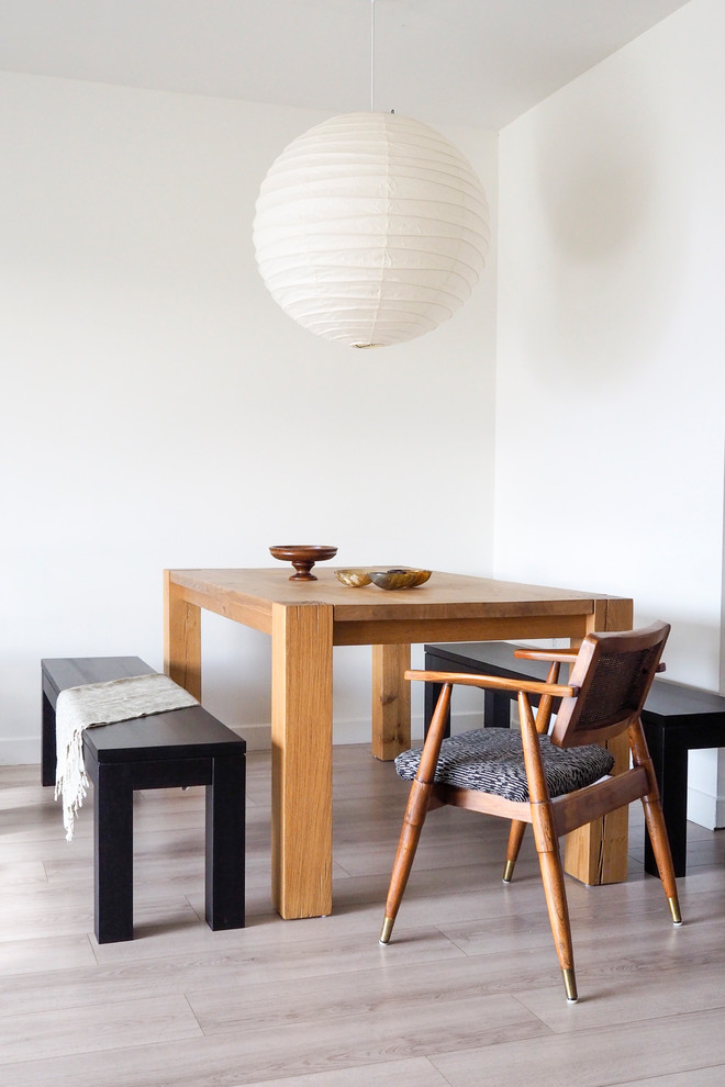 Imagen de comedor minimalista pequeño abierto sin chimenea con paredes blancas, suelo de baldosas de porcelana y suelo beige