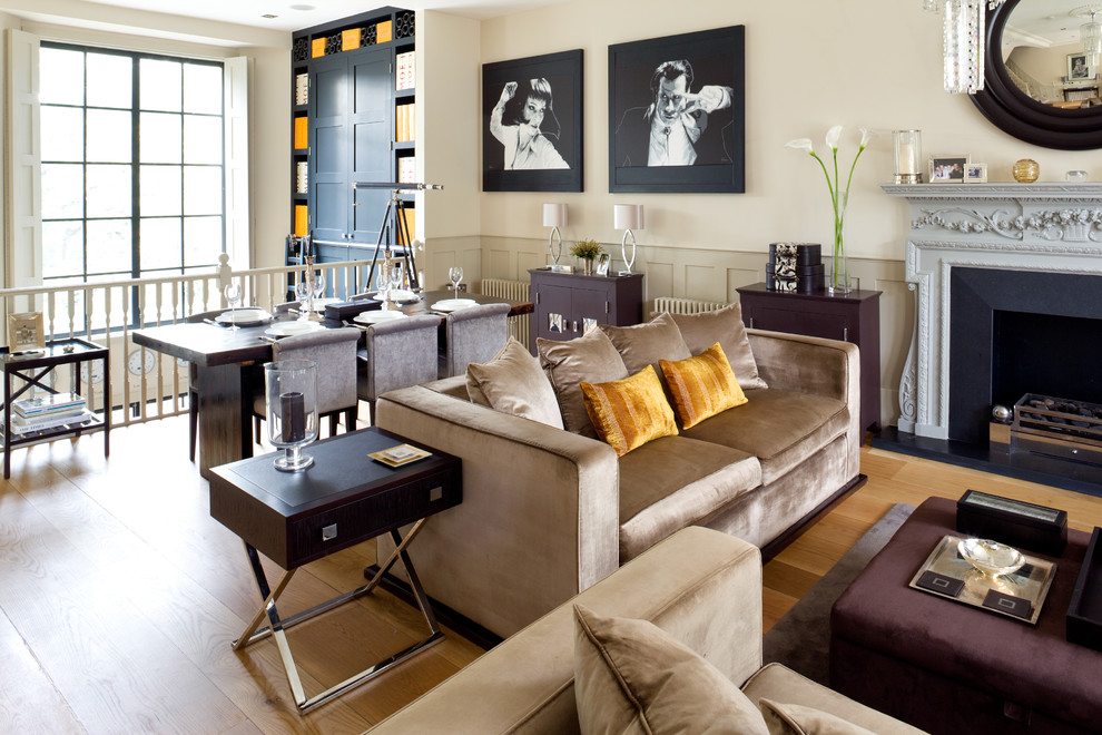 Imagen de comedor contemporáneo grande abierto con paredes beige y suelo de madera en tonos medios