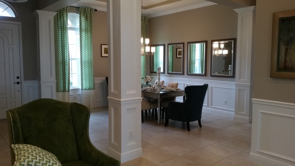 Geschlossenes, Kleines Klassisches Esszimmer ohne Kamin mit brauner Wandfarbe, Keramikboden und beigem Boden in Tampa