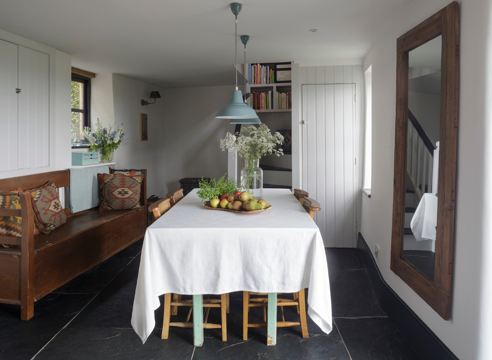 Kleines Landhaus Esszimmer ohne Kamin mit weißer Wandfarbe in Cornwall