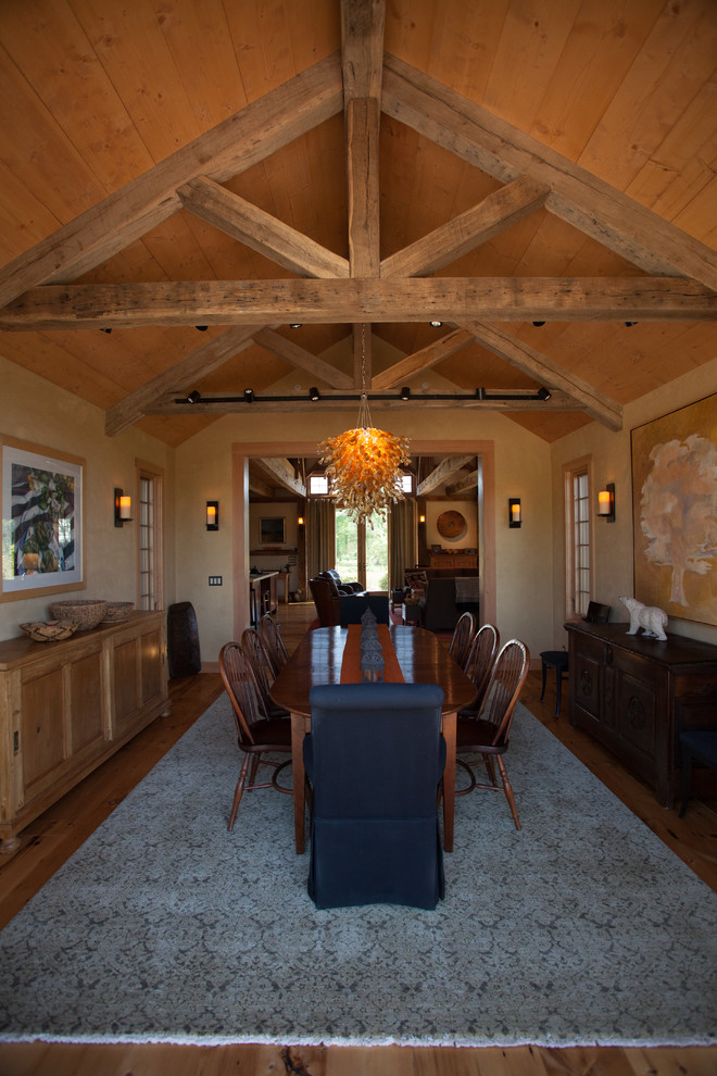 Esempio di un'ampia sala da pranzo aperta verso il soggiorno country con pareti beige, parquet chiaro e pavimento marrone