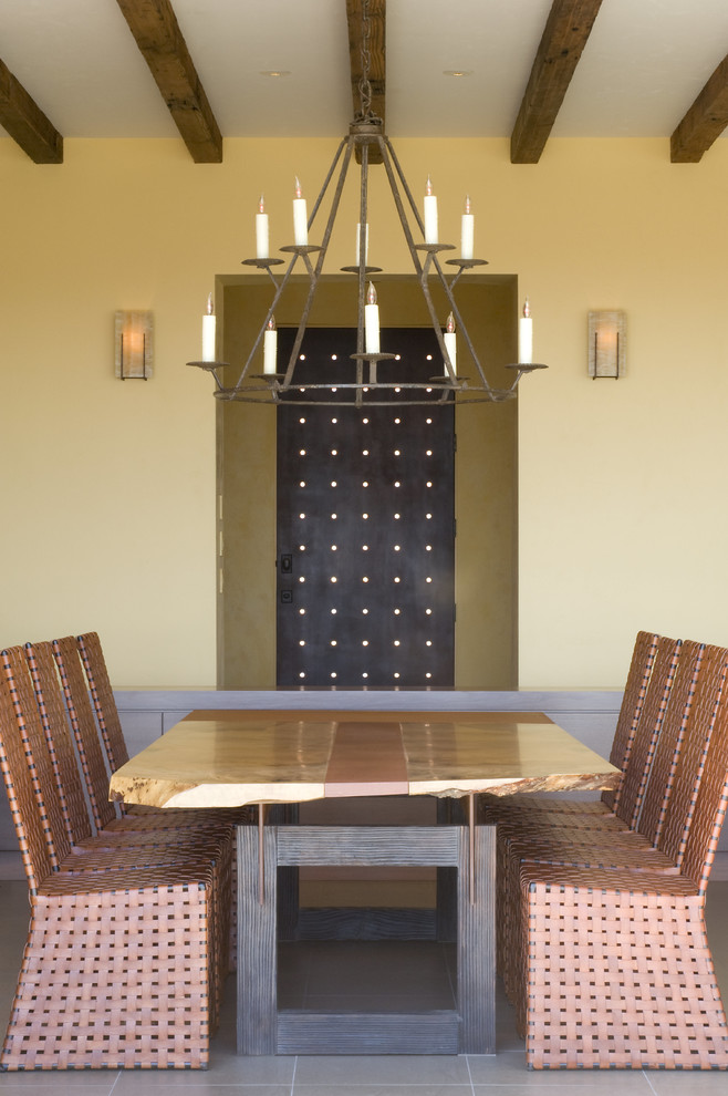 Immagine di una sala da pranzo design con pareti beige