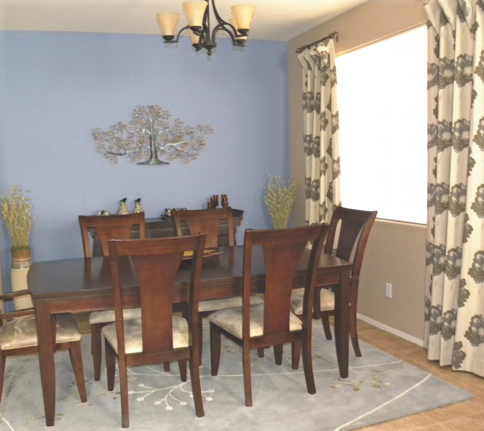 Réalisation d'une salle à manger ouverte sur la cuisine asiatique de taille moyenne avec un mur bleu et un sol en carrelage de céramique.