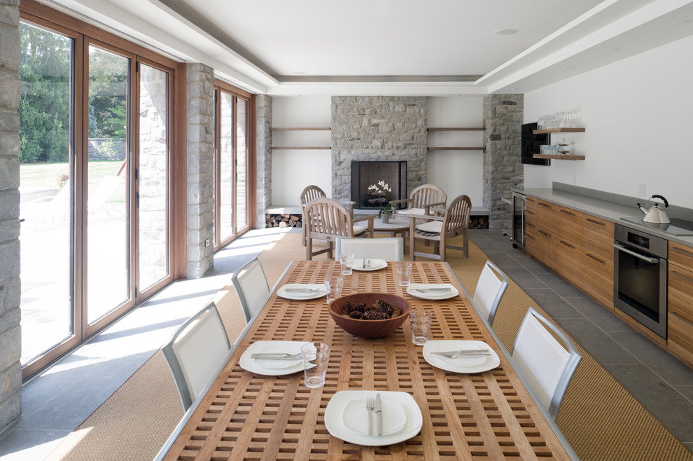 Idée de décoration pour une salle à manger ouverte sur la cuisine design avec un mur blanc.