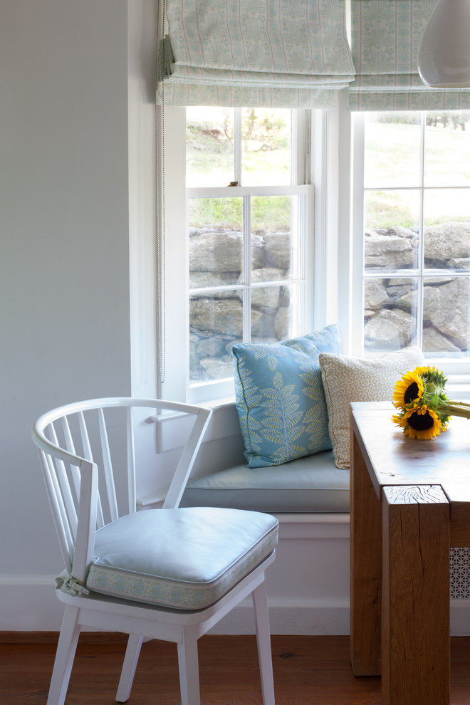 Foto di una sala da pranzo aperta verso il soggiorno country con pareti beige, pavimento in linoleum e pavimento beige