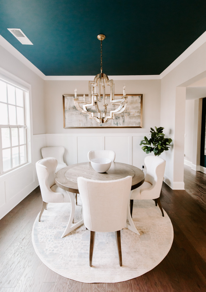 Esempio di una sala da pranzo classica chiusa e di medie dimensioni con pareti blu, parquet scuro e pavimento marrone