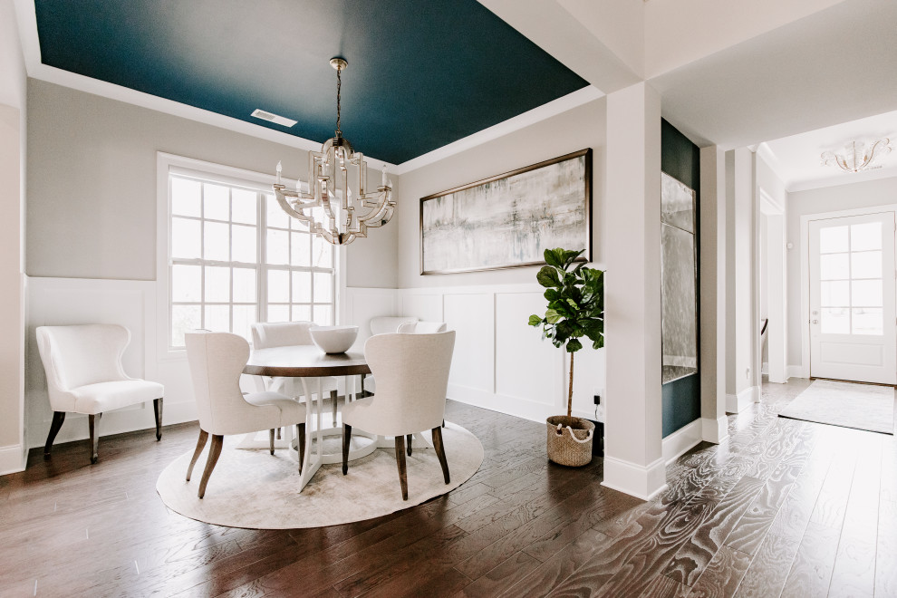 Geschlossenes, Mittelgroßes Klassisches Esszimmer mit blauer Wandfarbe, dunklem Holzboden und braunem Boden in Atlanta