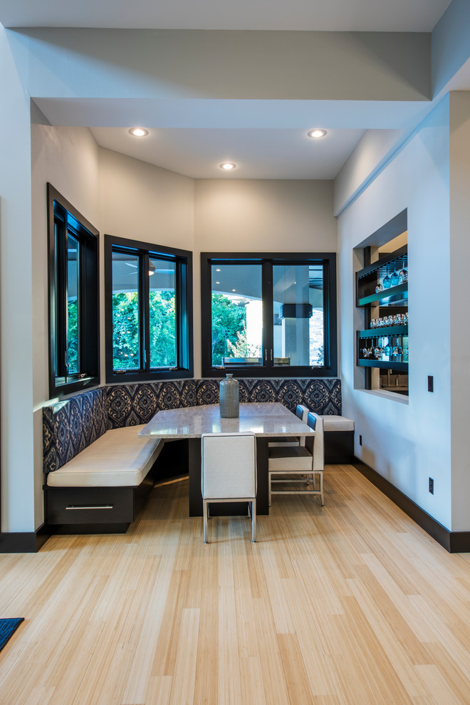 Стильный дизайн: кухня-столовая среднего размера в стиле модернизм с серыми стенами и полом из бамбука - последний тренд