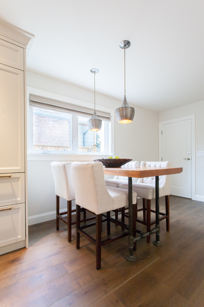 Cette photo montre une petite salle à manger ouverte sur la cuisine romantique avec un mur blanc, un sol en bois brun et aucune cheminée.
