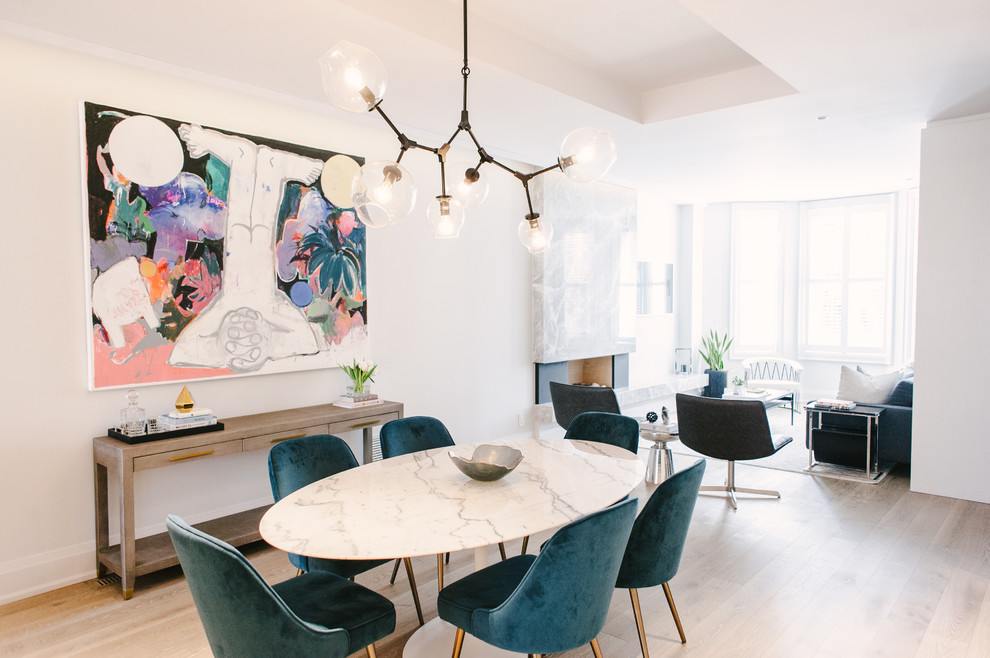 Foto di una sala da pranzo aperta verso il soggiorno contemporanea di medie dimensioni con pareti bianche, parquet chiaro, nessun camino e pavimento marrone