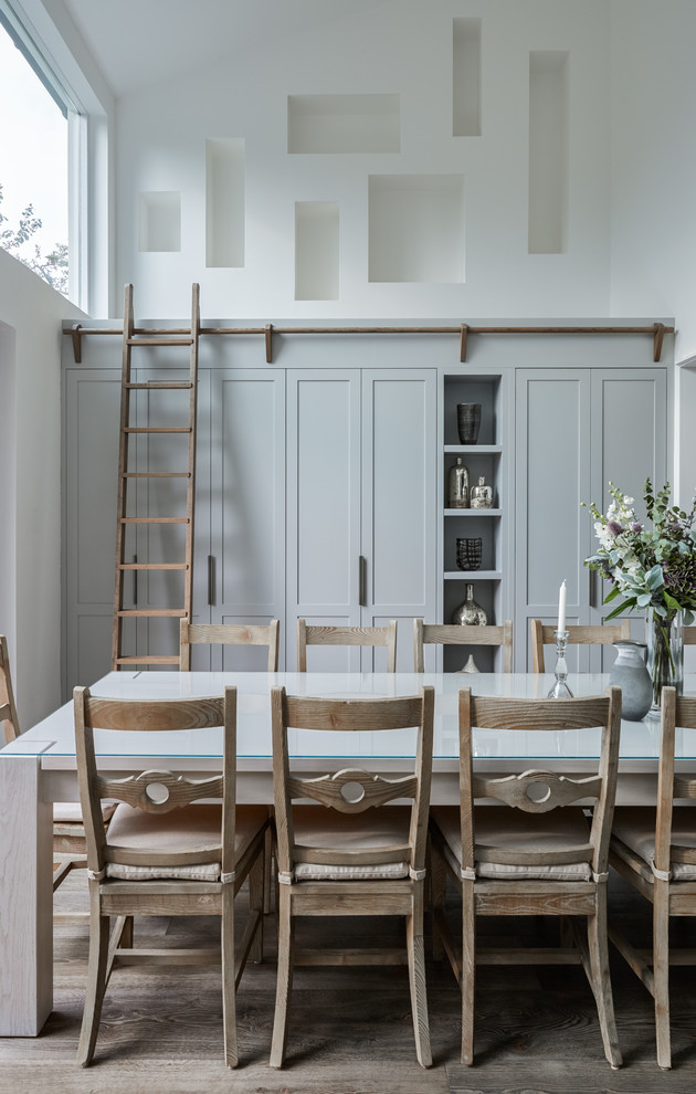 Ispirazione per una sala da pranzo aperta verso il soggiorno contemporanea con parquet scuro, pavimento marrone e pareti bianche