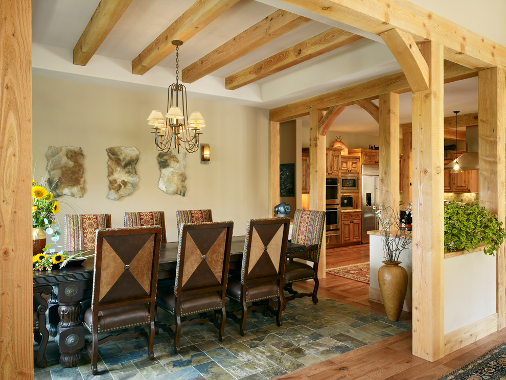 Cette image montre une grande salle à manger traditionnelle fermée avec un mur beige et un sol en bois brun.