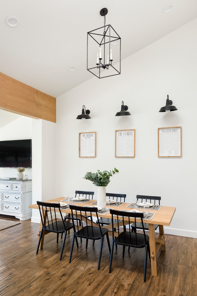 Inspiration pour une salle à manger ouverte sur la cuisine rustique de taille moyenne avec un mur blanc, un sol en carrelage de porcelaine et un sol marron.