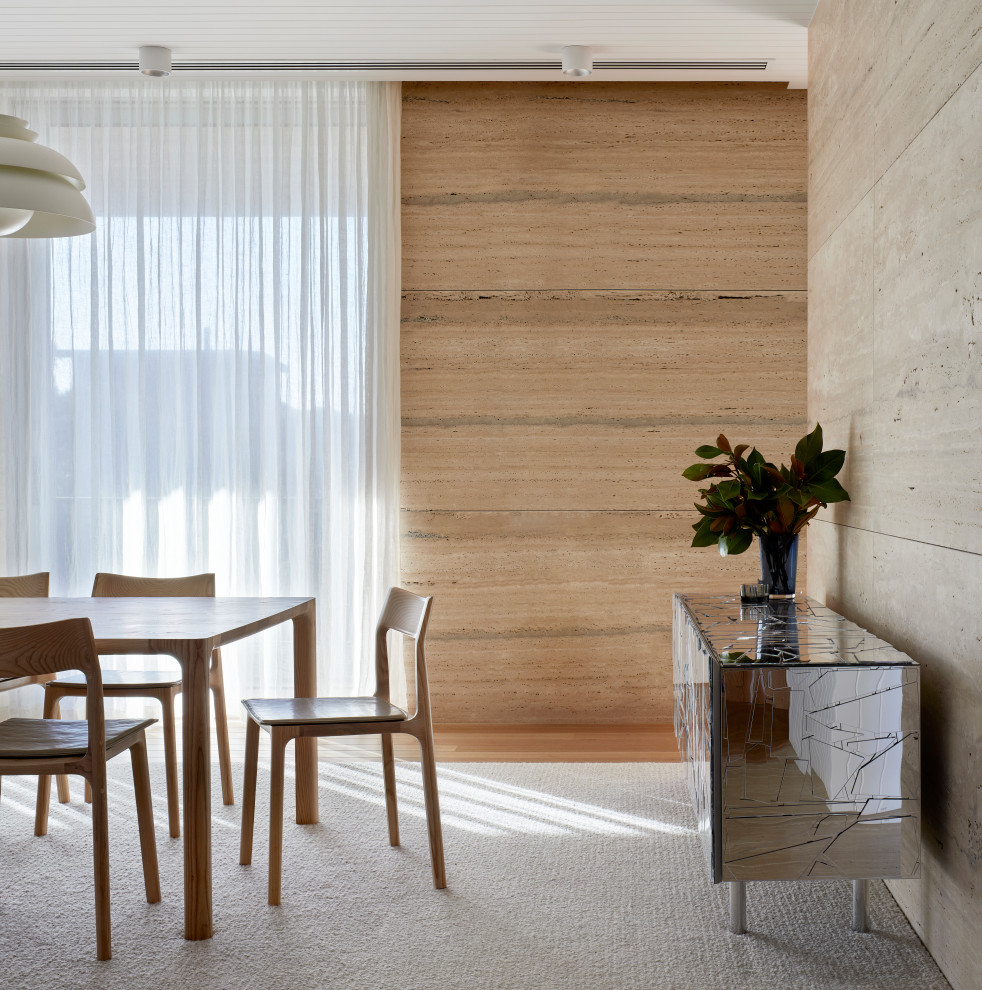 Idee per una grande sala da pranzo aperta verso il soggiorno stile marino con pareti beige, moquette, pavimento beige, soffitto in perlinato e pannellatura