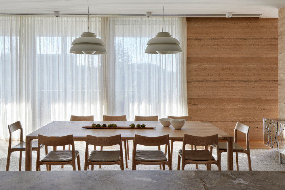 Idée de décoration pour une grande salle à manger ouverte sur le salon marine avec un mur beige, moquette, un sol beige et un plafond en lambris de bois.