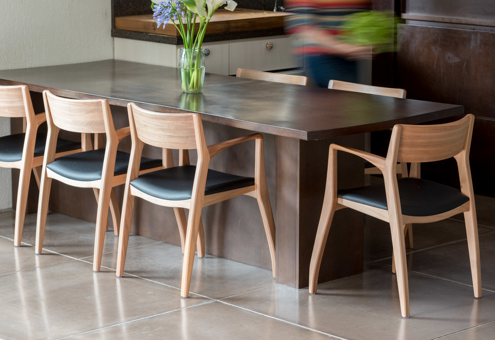 На фото: столовая среднего размера в стиле модернизм с бетонным полом с
