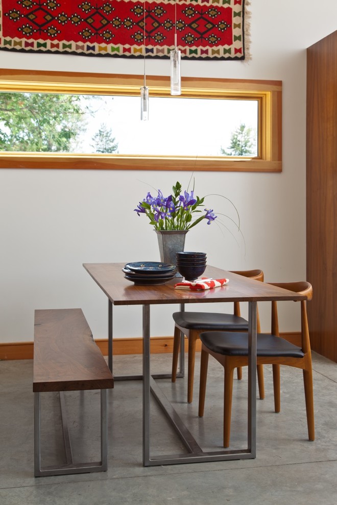 Свежая идея для дизайна: маленькая столовая в современном стиле с белыми стенами и бетонным полом для на участке и в саду - отличное фото интерьера