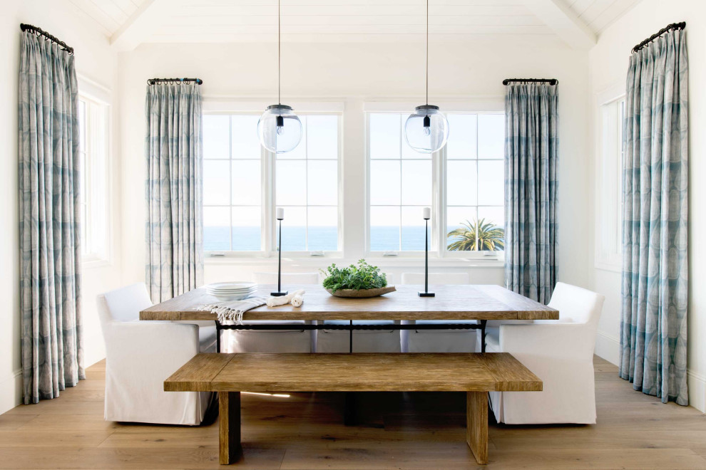 Aménagement d'une salle à manger bord de mer avec un mur blanc, un sol en bois brun, un sol marron, un plafond en lambris de bois et un plafond voûté.