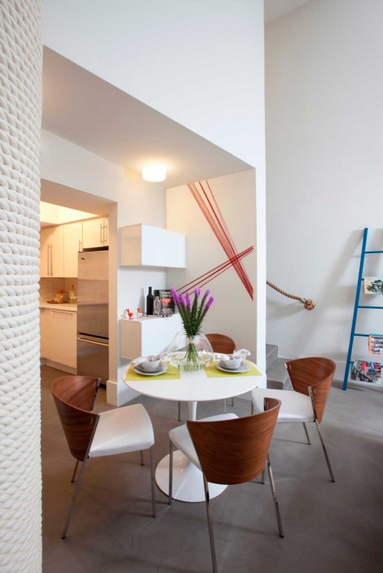 Idee per una sala da pranzo stile marino con pareti bianche e pavimento in cemento