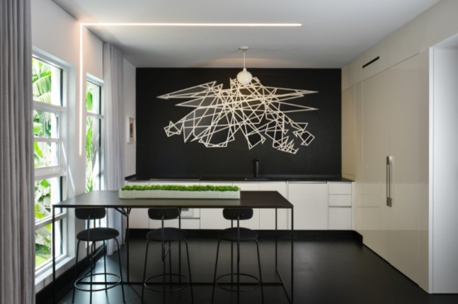 Стильный дизайн: маленькая кухня-столовая в современном стиле с черными стенами, полом из керамогранита и черным полом без камина для на участке и в саду - последний тренд