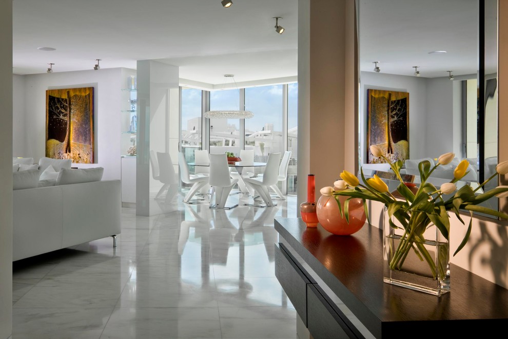 Geschlossenes, Mittelgroßes Modernes Esszimmer mit weißer Wandfarbe, Marmorboden und weißem Boden in Miami