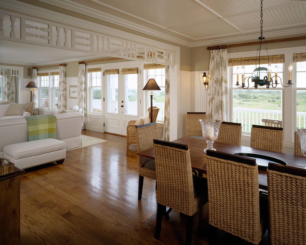 Foto di un'ampia sala da pranzo stile marinaro con pareti beige e pavimento in legno massello medio