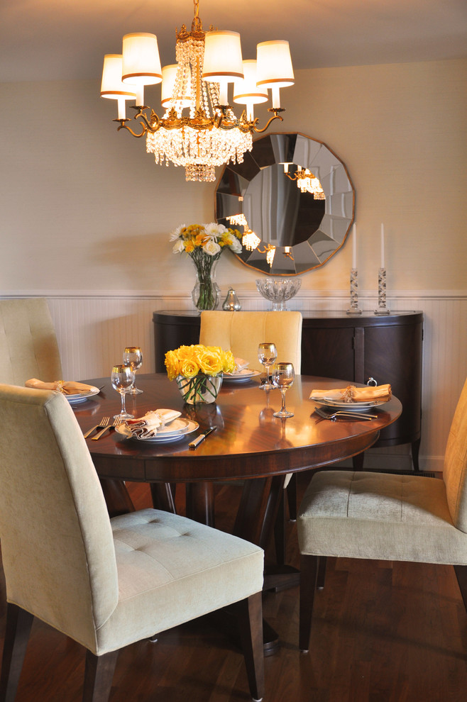 Idées déco pour une petite salle à manger classique avec un sol en bois brun.