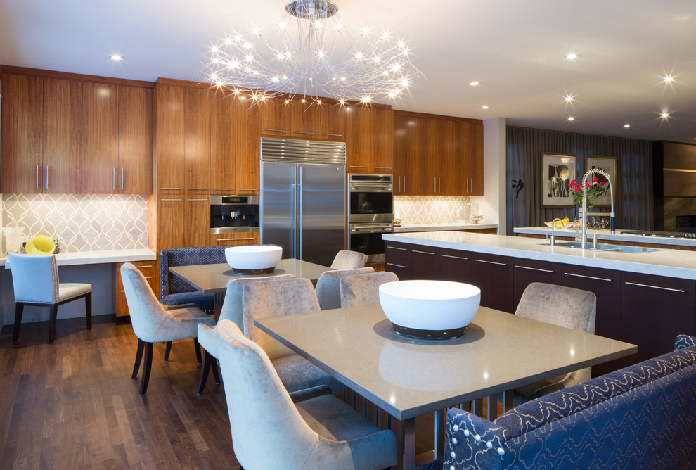 Immagine di un'ampia sala da pranzo aperta verso la cucina moderna con pareti grigie e pavimento in legno massello medio