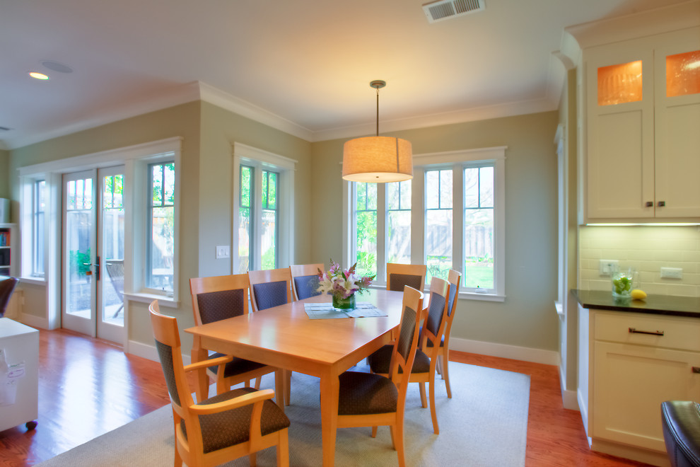 Immagine di una sala da pranzo aperta verso la cucina stile americano di medie dimensioni con pareti beige, parquet chiaro e nessun camino