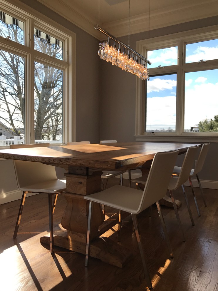 Источник вдохновения для домашнего уюта: большая кухня-столовая в стиле модернизм с серыми стенами, паркетным полом среднего тона и коричневым полом без камина