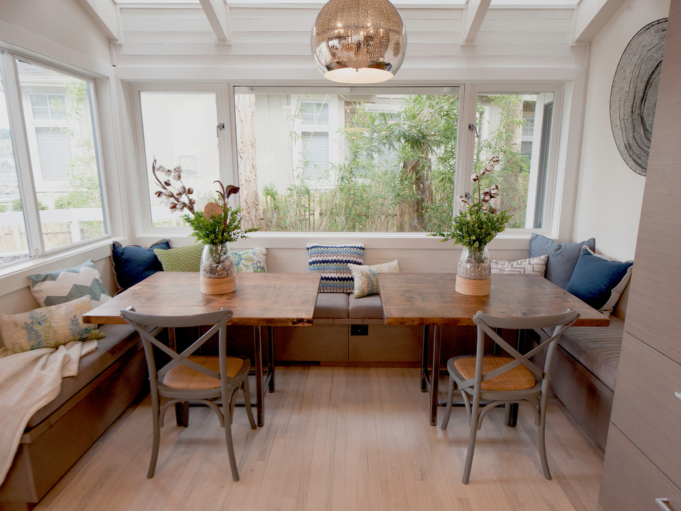 Idee per una grande sala da pranzo aperta verso la cucina minimal con pareti bianche, parquet chiaro e pavimento bianco