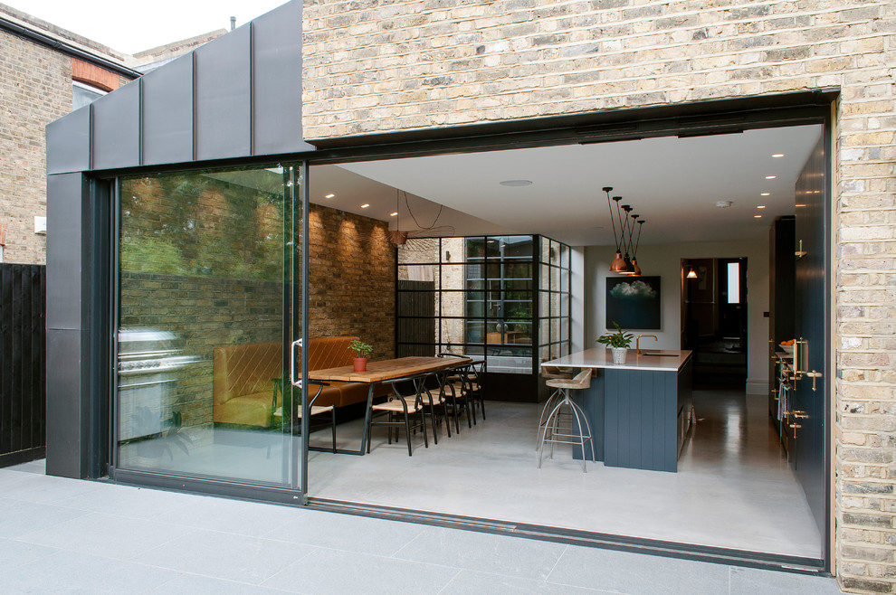 Klassische Wohnküche mit weißer Wandfarbe und beigem Boden in London