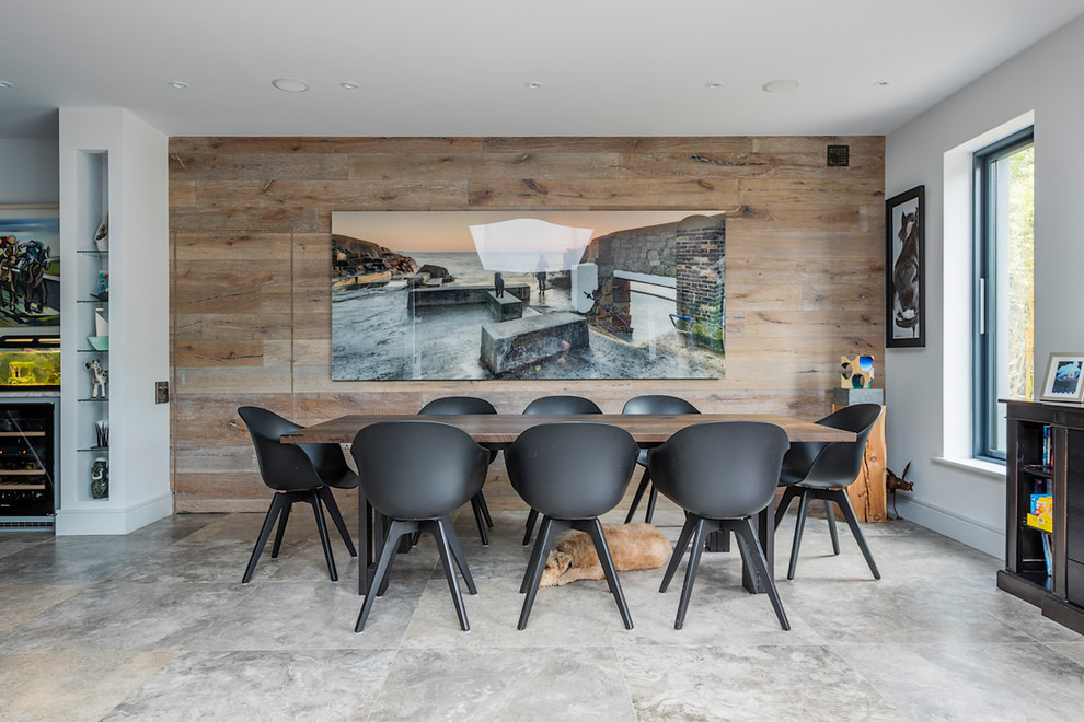 Immagine di una sala da pranzo contemporanea con pavimento grigio