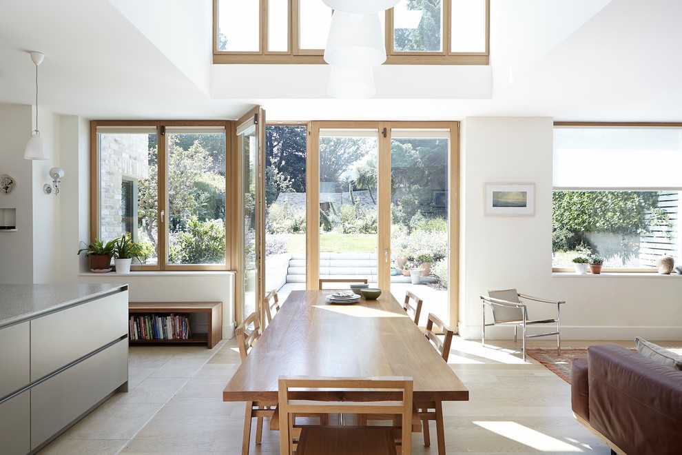 Источник вдохновения для домашнего уюта: гостиная-столовая среднего размера в современном стиле с белыми стенами