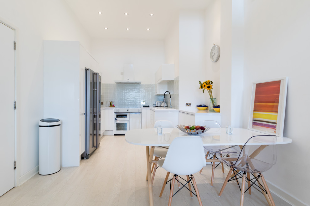 Idées déco pour une petite salle à manger ouverte sur la cuisine contemporaine avec un mur blanc, parquet clair et un sol beige.