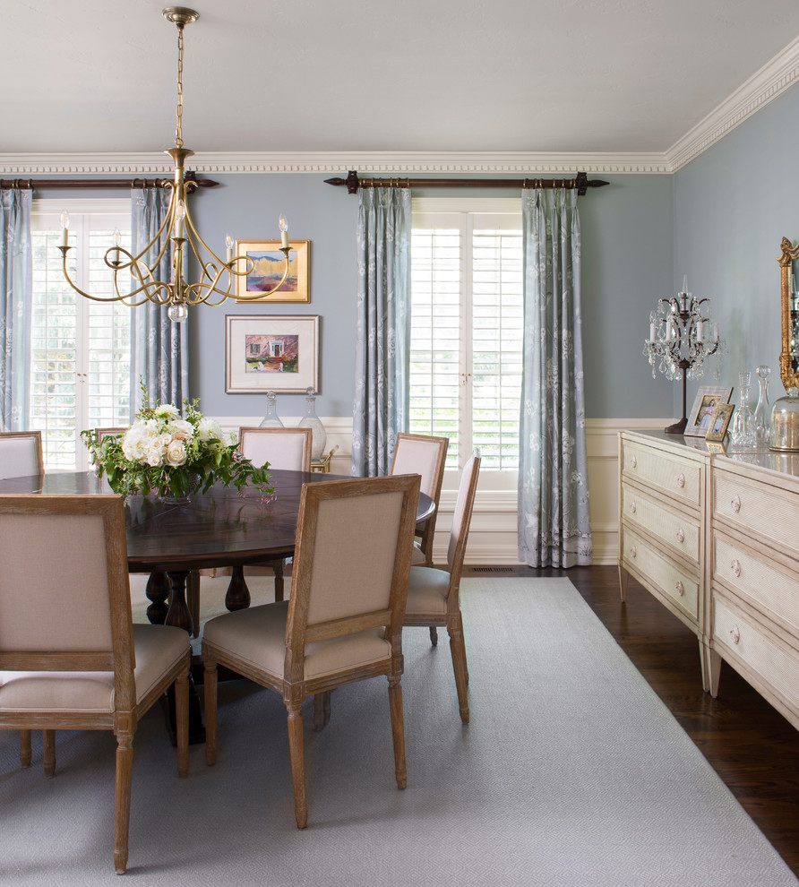 Стильный дизайн: отдельная столовая среднего размера в классическом стиле с синими стенами, коричневым полом и темным паркетным полом без камина - последний тренд