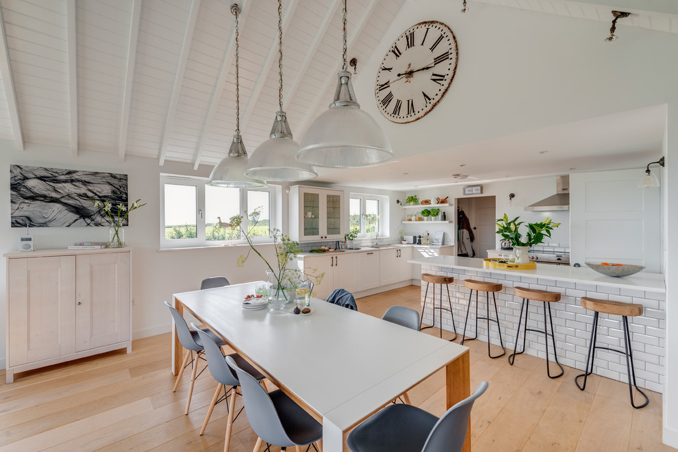 Свежая идея для дизайна: столовая в скандинавском стиле - отличное фото интерьера