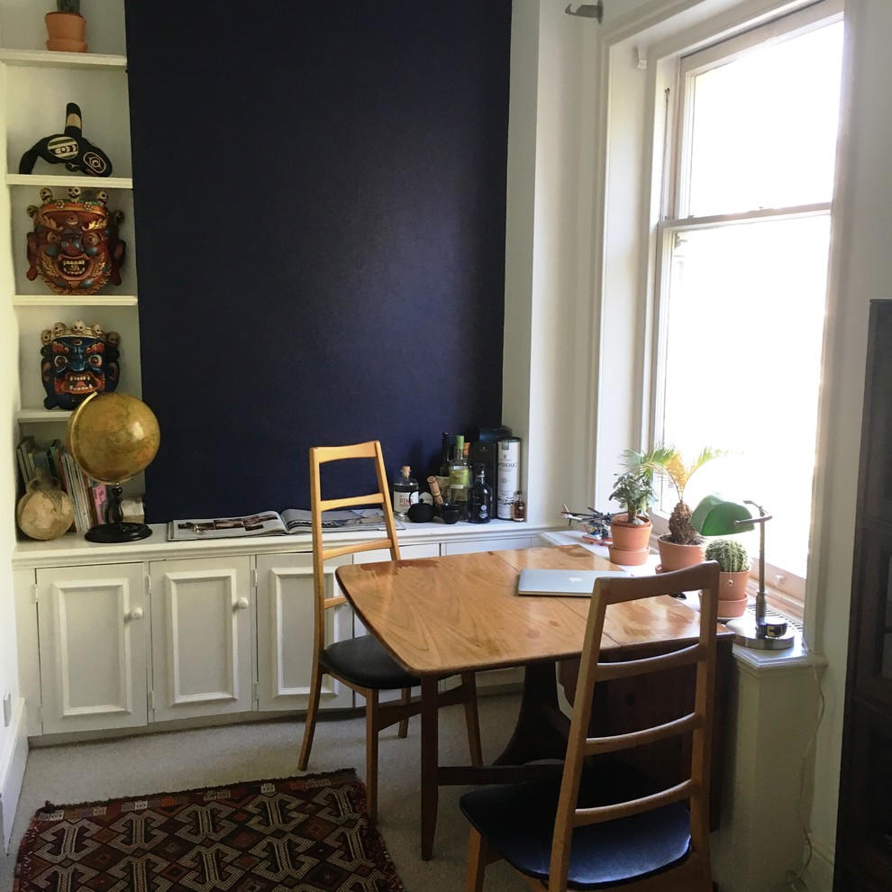 Свежая идея для дизайна: маленькая гостиная-столовая в стиле шебби-шик с синими стенами и ковровым покрытием без камина для на участке и в саду - отличное фото интерьера