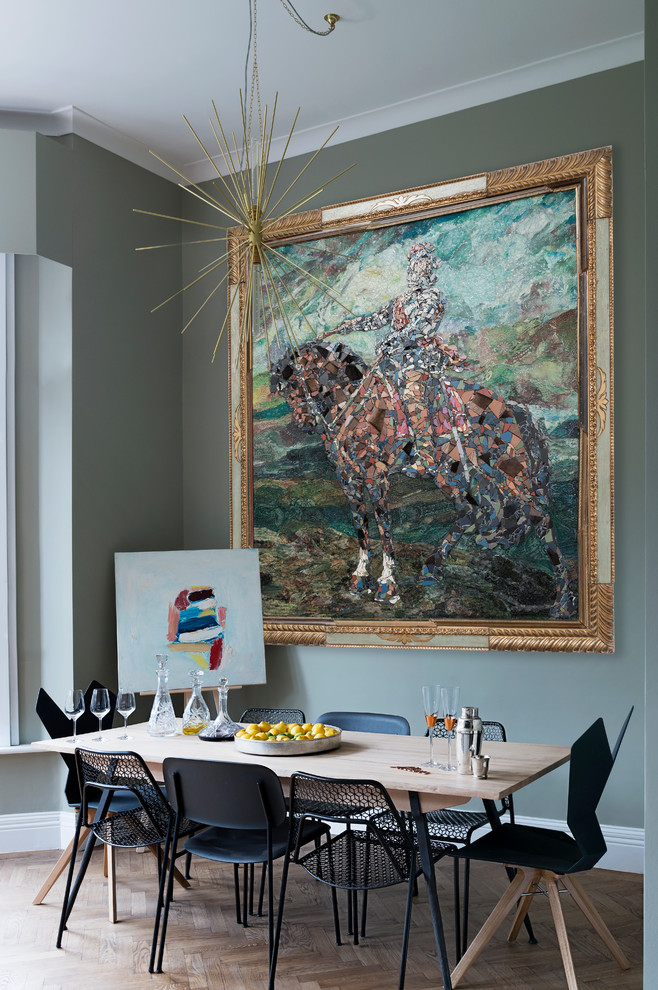 Cette photo montre une salle à manger chic de taille moyenne avec un mur vert, parquet clair et un sol marron.