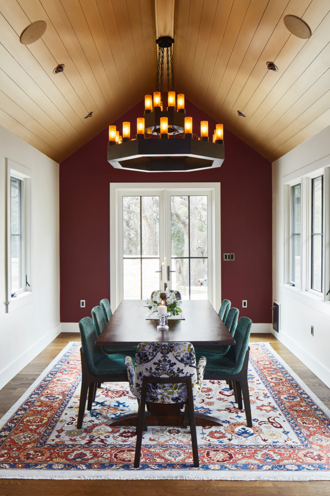 Inspiration för en vintage matplats, med lila väggar, mellanmörkt trägolv och brunt golv