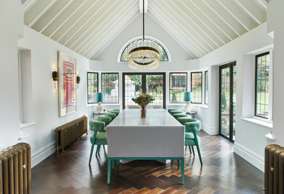 Klassisches Esszimmer mit weißer Wandfarbe, dunklem Holzboden, braunem Boden, freigelegten Dachbalken und gewölbter Decke in Berkshire