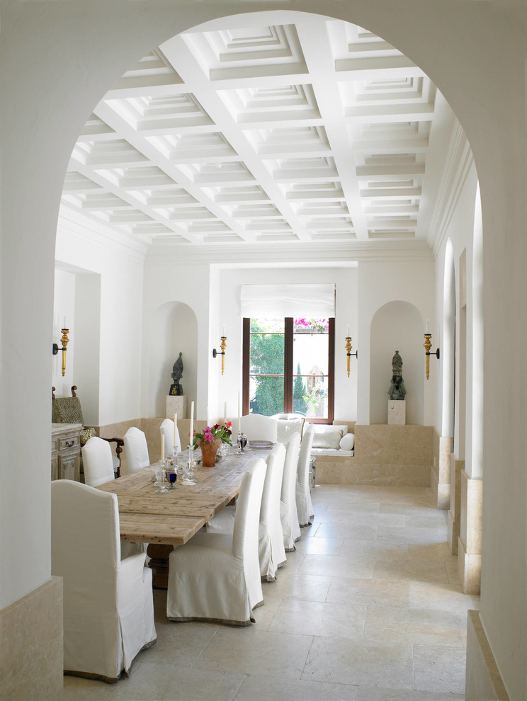 Idéer för medelhavsstil separata matplatser, med vita väggar och beiget golv
